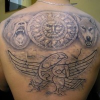 Tatuaje en la espalda, animales oso, lobo y águila y escultura antigua