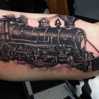 incredibile dettagliato nero e bianco vecchio treno tatuaggio su braccio
