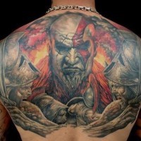 Tatuaje en la espalda,
bárbaro impresionante con guerreros, dibujo increíble detallado