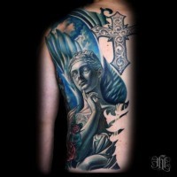 Tatuaje en la espalda, estatua y cruz, tema religioso