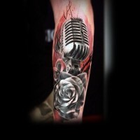 Tatuaje  de micrófono magnífico con rosa