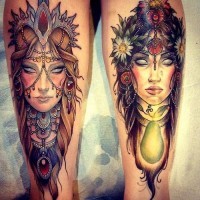 Unglaubliche ideale detaillierte bunte Frauen Portraits Tattoo an den Beinen mit Blumen