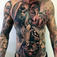 Unglaublicesh großes gefärbtes im Horror Stil Tattoo am ganzen Körper mit verschiedenen Monster