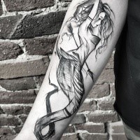 Increíble tatuaje de antebrazo de tinta negra en el antebrazo de Inez Janiak