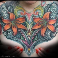 Unglaublich aussehendes natürlich farbiges Brust Tattoo von verschiedenen Blumen