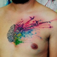 Tatuaje en el pecho, 
cerebro con manchas de pintura multicolores y aves diminutas