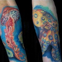 Tatuaje en el antebrazo, medusa y pulpo preciosos de varios colores