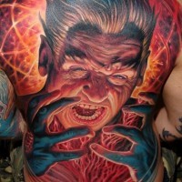 Tatuaje en la espalda, hombre loco que grita, dibujo multicolor