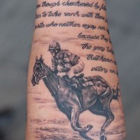 Tatuaje negro blanco en el antebrazo,
jinete a caballo y inscripción larga