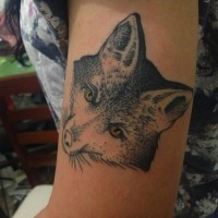 Tatuaje en el brazo, zorro simple con ojos amarillos