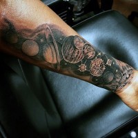 Unglaublich gemaltes schwarzes und weißes Sonnensystem Tattoo am Arm