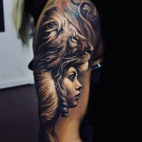 Unglaublicher detaillierter Löwe mit Frau Tattoo am Arm