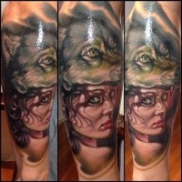 Unglaubliches im Realismus Stil buntes Unterarm Tattoo von Porträt der Frau mit Helm aus Wolfsfell