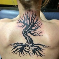 Tatuaje en la espalda, árbol tribal único con símbolo, tinta negra