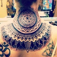 Increíble tatuaje las cintas tribales con una flor en el centro y con unos símbolos misteriosos en la nuca y la espalda