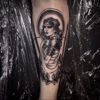 Tatuaje en el antebrazo,
 mujer antigua maravillosa, dibujo monocromo