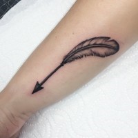 freccia indiana con piume alla fine tatuaggio su braccio