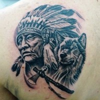 Indianerhäuptling mit Wolf und Tomahawk Tattoo am Schulterblatt