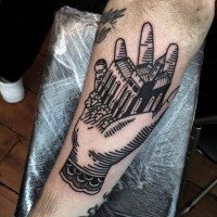 Industrieller Stil schwarze alte Burg in der Hand Tattoo am Arm