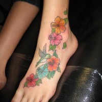 Tatuaje en el pie, colibrí entre flores pintorescas