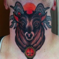 Farbiger Hirschkopf Tier Tattoo am Hals