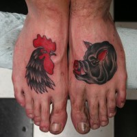 Tatuaje en los pies, cabezas de gallo y jabalí