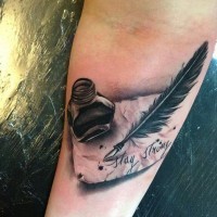 Tattoo von Tintenfaß mit Feder und Brief am Unterarm