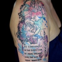 Inspirierender optimistischer Schriftzug und rosafarbene Blumen Schulter Tattoo in Aquarellentwurf