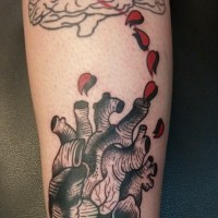 Tatuaje en la pierna, corazón con cerebro y sangre