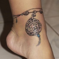 Interessantes Amulett mit Symbolen Fusskettchen Tattoo