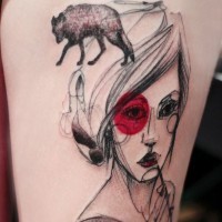 Tatuaje en el muslo,  mujer elegante con zorro, estilo asiático