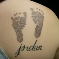 Interesting baby foot tattoo on right back shoulder