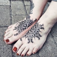 Tatuaje en los pies, flor interesante colores negro blanco