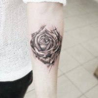 Interessantes schwarzes Unterarm Tattoo mit beschädigter Rose Blume