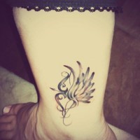 bel disegno modello arco con treccia tatuaggio su caviglia