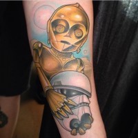 Tatuaje en el antebrazo,
C3PO droide con casco de Stormtrooper