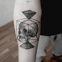 Interessante Kombination schwarzweiße geometrische Figuren mit Schädel Tattoo am Arm