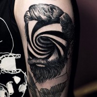 interessante combinazione inchiostro nero con ornamento ipnotico tatuaggio su braccio