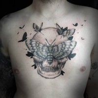 Tatuaje negro blanco en el pecho, cráneo humano con polilla y mariposas