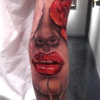 particolare combinazione colorato  stilizzato donna fumando  con fiore tatuaggio su braccio