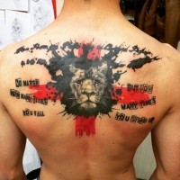 Tatuaje en la espalda, cara de león  con cruz roja y inscripciones diferentes