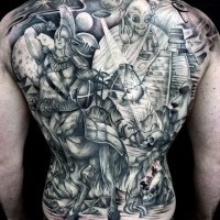Tatuaje en la espalda, guerreros a caballos y humanoides con pirámides
