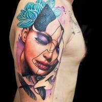 Interessantes realistisch aussehendes Frauenporträt Tattoo auf der Schulter  mit Blumen und Vögeln