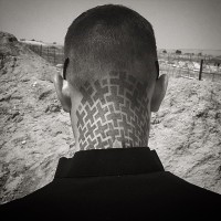 Interessantes geometrisches Kreuz Tattoo am Kopf und Hals