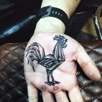 Tatuaje en la palma,  gallo negro blanco interesante  de cuerpo entero