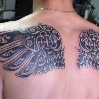 particolare disegno paio di ali con simbolo Celtico tatuaggio su schiena superiore