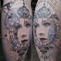 Interessantes Design abstraktes farbiges Bein Tattoo Porträt der Frau  mit verschiedenen Symbolen