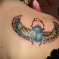 Interessant gestalteter und farbiger Käfer mit Vogelflügel Tattoo am Rücken