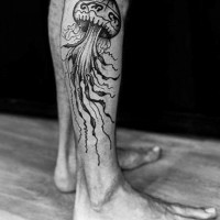 Tatuaje en la pierna, medusa exclusiva fascinante, tinta negra