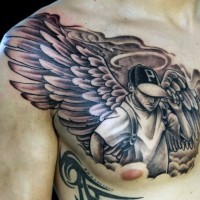 Tatuaje en el pecho, chico en sombrero con halo y alas